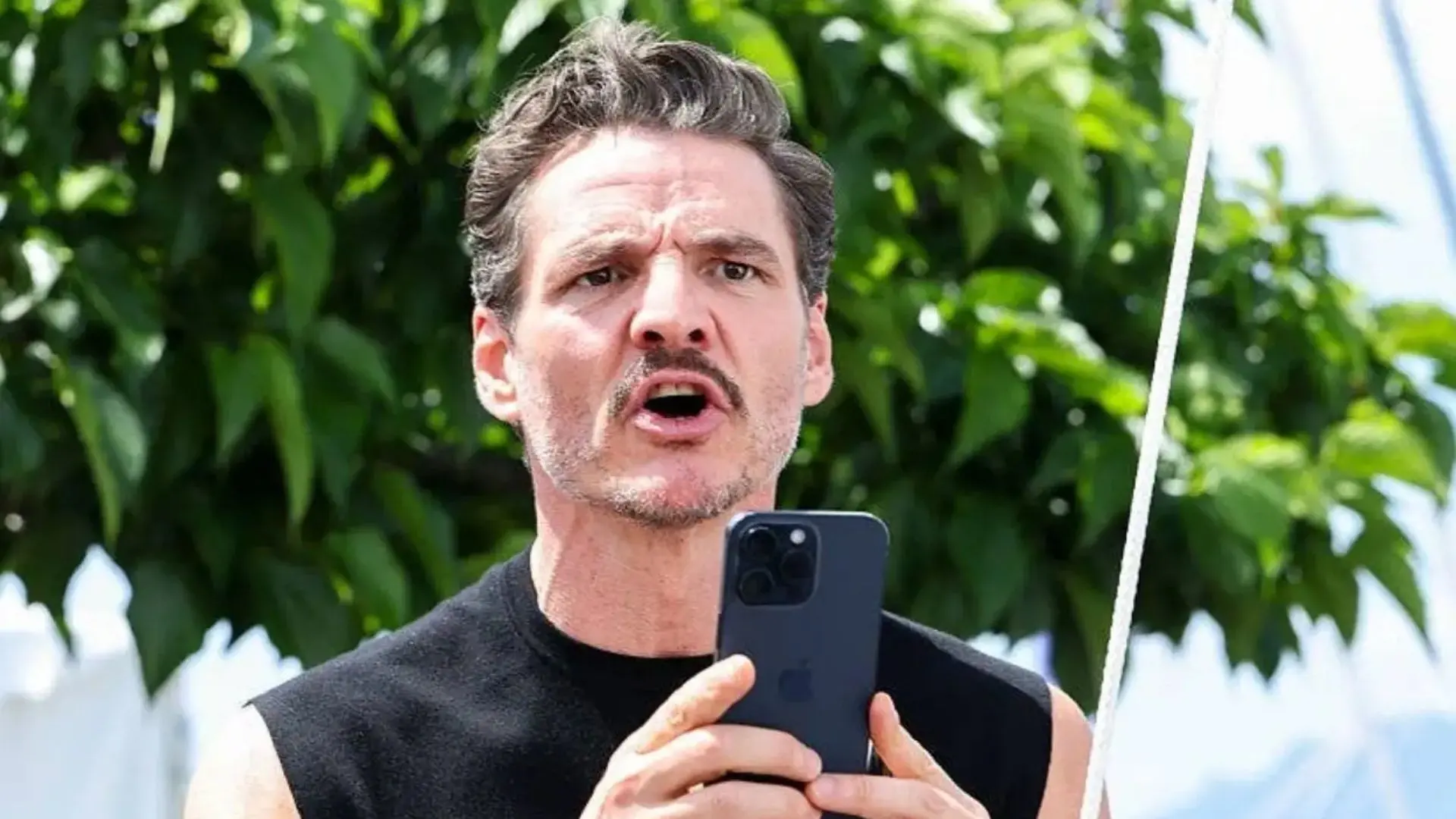 Pedro Pascal sorprendió al estrenar radical cambio de look en los Premios Oscar 2026