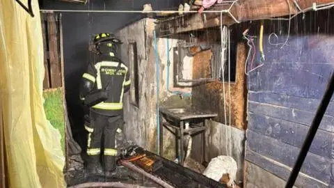 Varios hogares afectados: Incendio estructural deja una persona fallecida y 13 damnificados en Molina