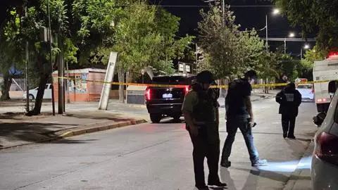Víctimas eran tío y sobrino: Dos personas mueren tras balacera en la población La Legua en San Joaquín