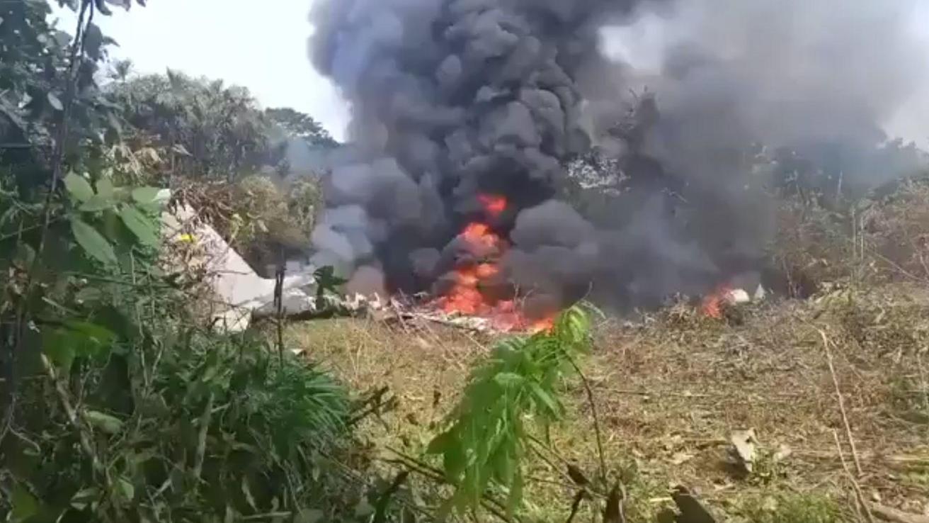 Llevaba 125 personas a bordo y habría sobrevivientes: Reportan caída de avión Hércules de la Fuerza Aérea de Colombia