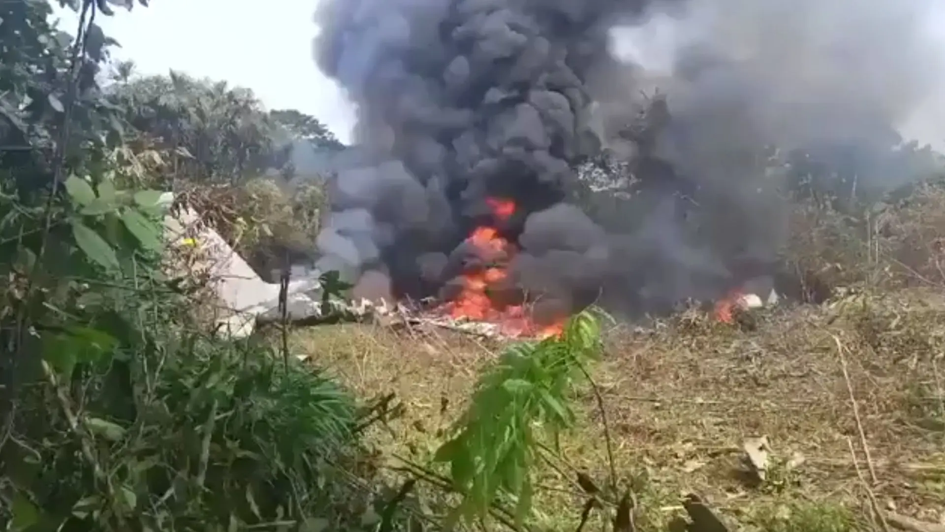 Llevaba 125 personas a bordo y habría sobrevivientes: Reportan caída de avión Hércules de la Fuerza Aérea de Colombia