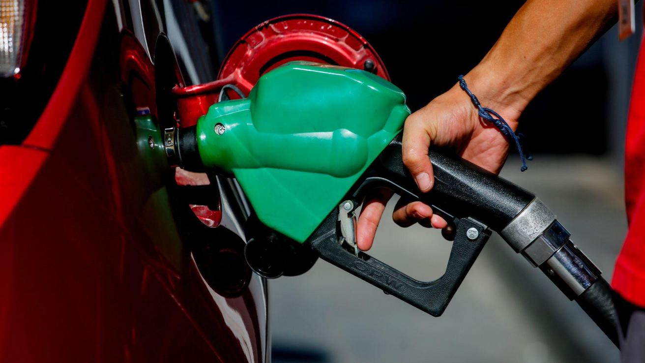 Gobierno confirma histórica alza en combustibles desde este jueves 26 de marzo: $370 por litro en gasolina y $580 en diésel