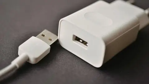 Sernac alerta por riesgo de incendio en estos cargadores USB vendidos en conocida multitienda chilena