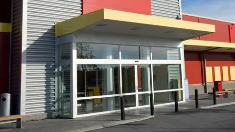 Niño de cuatro años está en riesgo vital tras recibir fuerte descarga eléctrica al interior de supermercado en La Serena