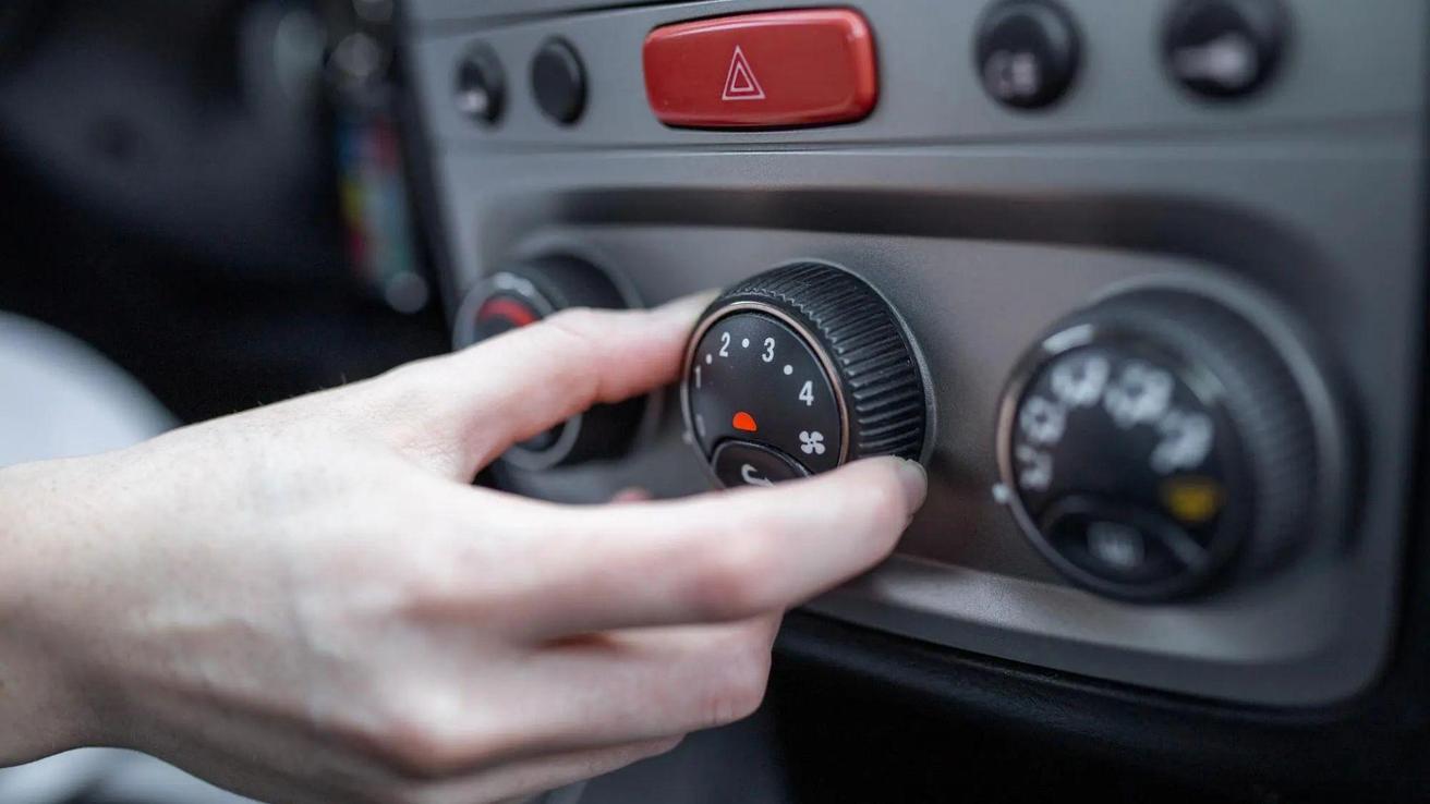 ¿Se gasta más bencina al prender el aire acondicionado? Esto dicen los expertos en vehículos