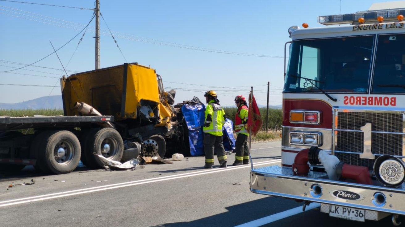 Vehículo menor fue impactado por camión: Dos mujeres fallecen tras grave accidente de tránsito en San Pedro de Melipilla