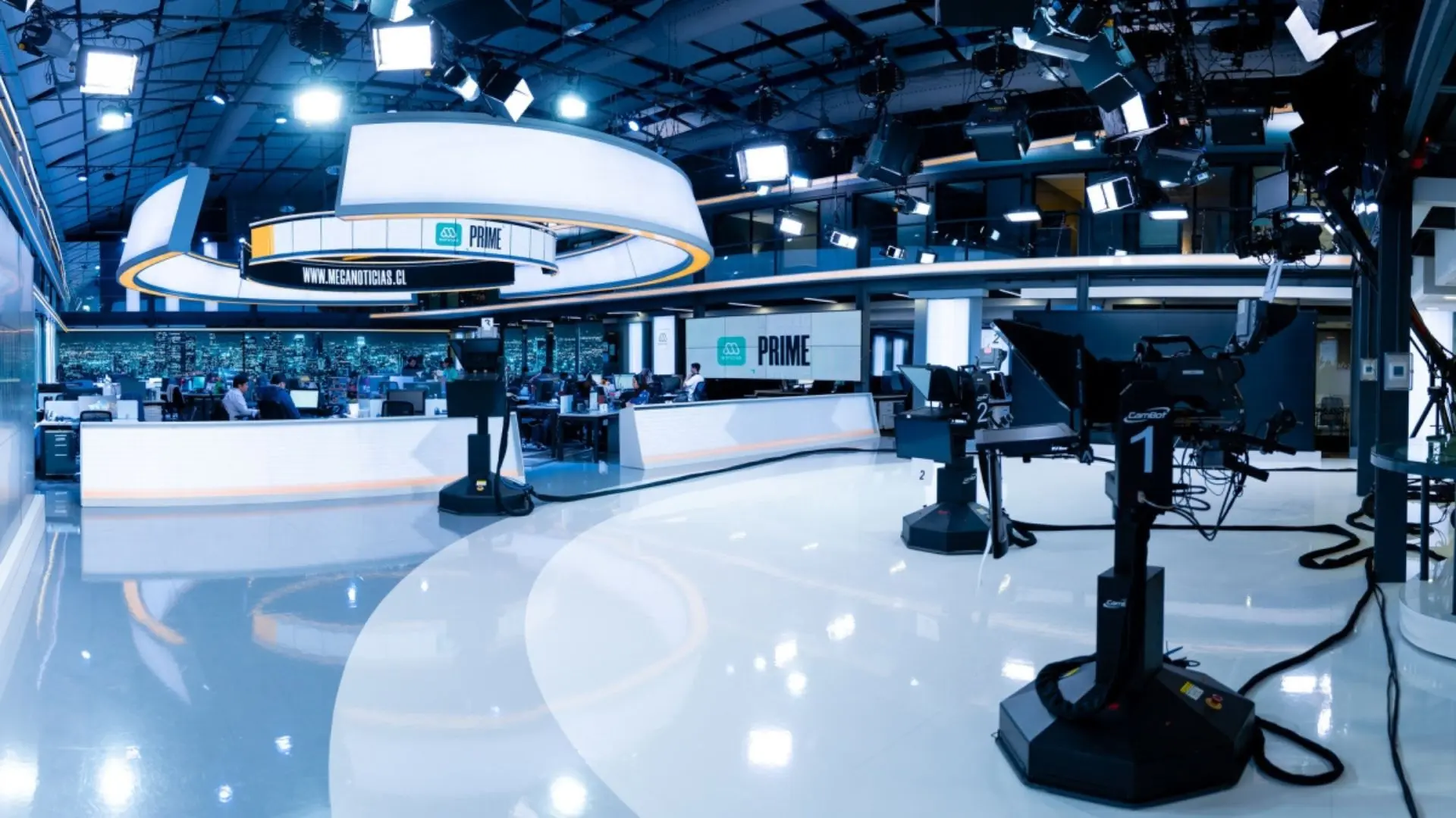 Impacto en Mega: reportan sorpresivo despido de cuatro conocidos periodistas de prensa