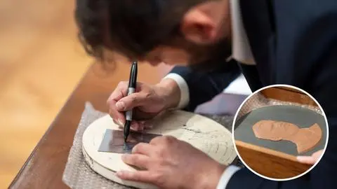Presidente Gabriel Boric firma molde de Medalla Presidencial elaborada por Casa de Moneda