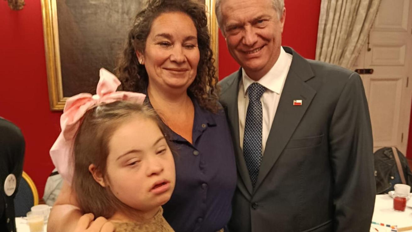 Niña de Talcahuano con Síndrome de Down y su madre fueron recibidas por el Presidente Kast y la Primera Dama en La Moneda