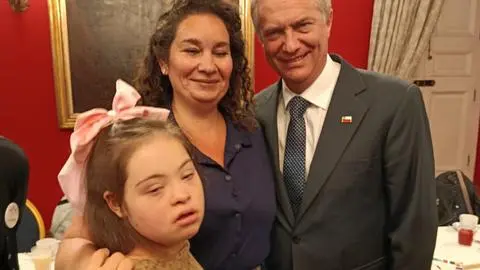 Niña de Talcahuano con Síndrome de Down y su madre fueron recibidas por el Presidente Kast y la Primera Dama en La Moneda