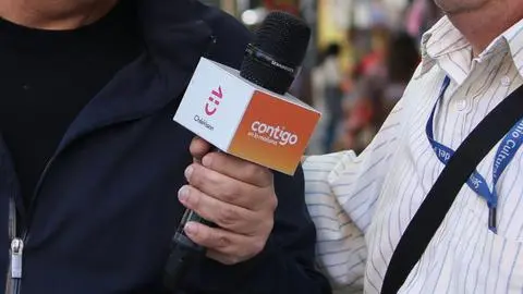 Asaltan a conocida periodista de CHV cuando estaba en su auto: “Saltaron los vidrios sobre mi cuerpo”