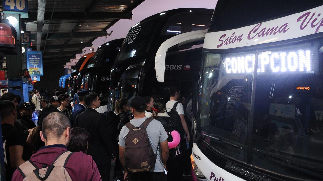 Tras alza de combustibles: pasajes de buses interurbanos podrían subir hasta un 30%