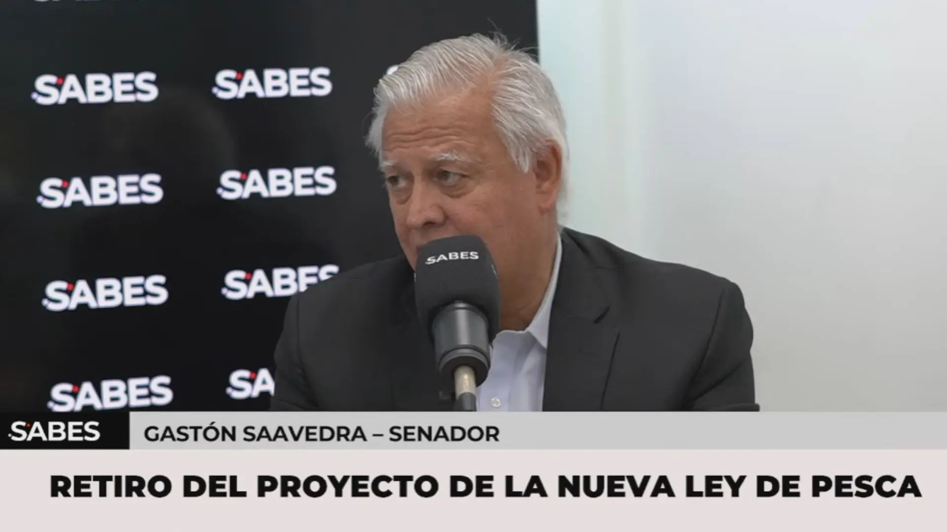 “Yo creo que representa una empresa”: Senador Gastón Saavedra apunta contra ministro Quiroz por el manejo frente al alza de los combustibles