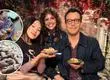 Elenco de la serie “Bridgerton” prueban dulces chilenos hechos por chef de Concepción