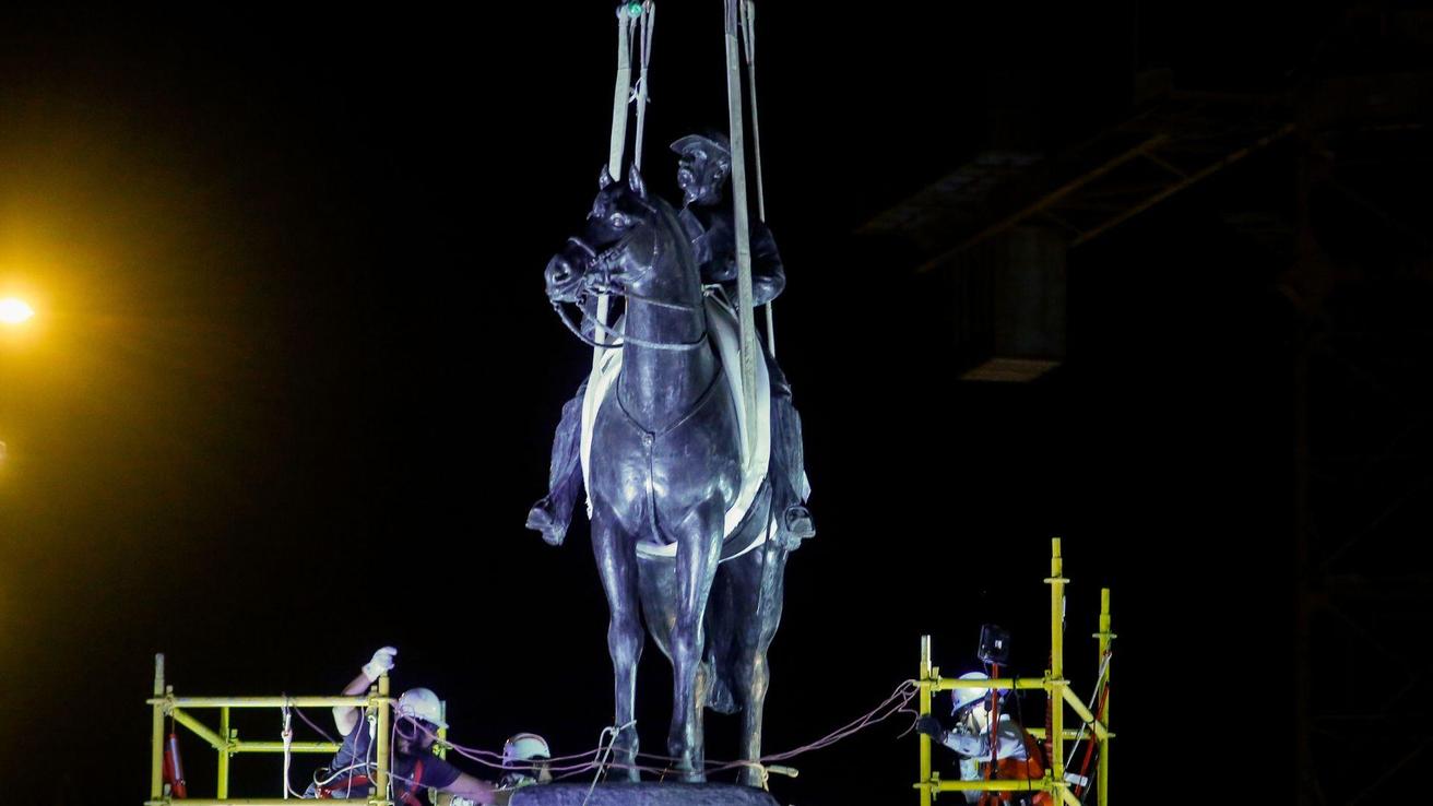 Tras cinco años de restauración: Reinstalan estatua del general Baquedano en Plaza Italia