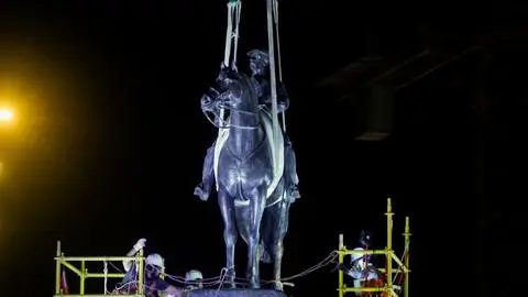 Tras cinco años de restauración: Reinstalan estatua del general Baquedano en Plaza Italia