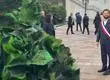 Periodista llegó a La Moneda vestido de árbol y sacó carcajada al Presidente Boric en la previa del cambio de mando