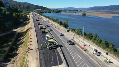 Ampliación de Avenida Costanera hacia Chiguayante entra en etapa de asfaltado: proyectan entrega en 2026