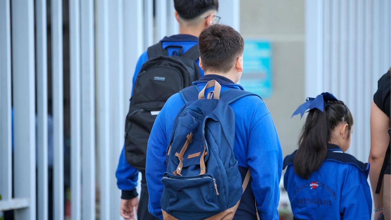 Anuncian proyecto para sancionar a padres por bullying escolar en Chile con multas de hasta $3.4 millones