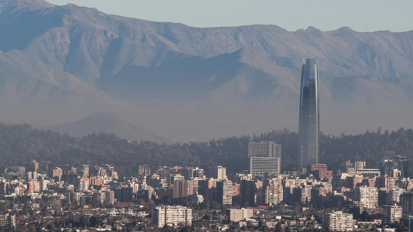 Calidad del aire empeora en Santiago en 2025: Chile sube en ranking global y 5 ciudades quedan entre las más contaminadas de Latam