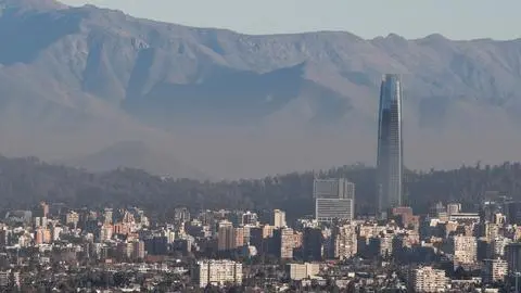 Calidad del aire empeora en Santiago en 2025: Chile sube en ranking global y 5 ciudades quedan entre las más contaminadas de Latam