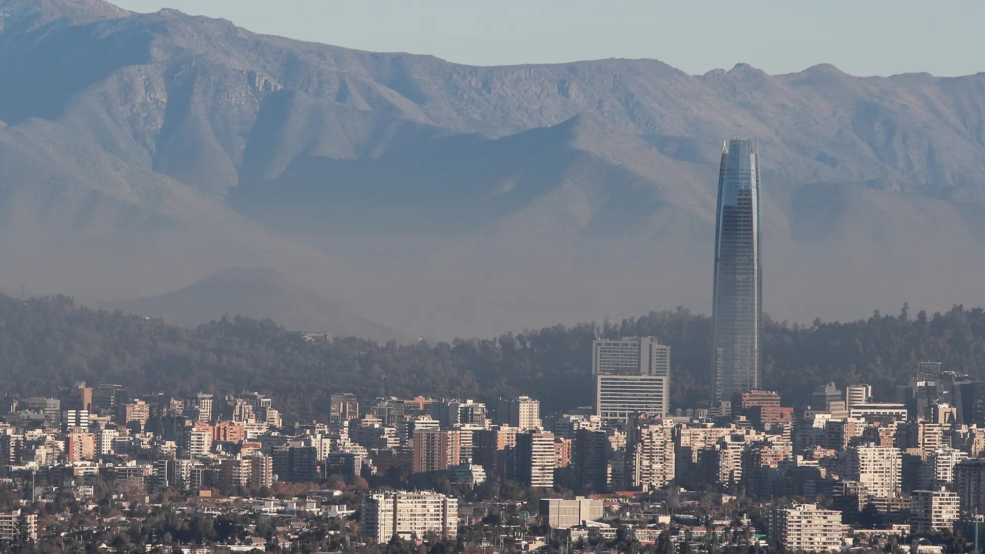 Calidad del aire empeora en Santiago en 2025: Chile sube en ranking global y 5 ciudades quedan entre las más contaminadas de Latam