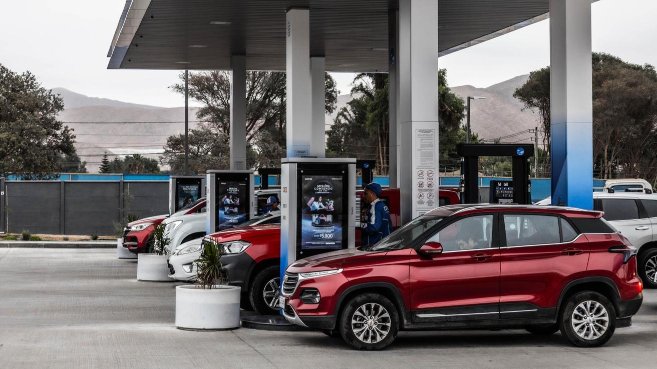 Los 10 autos más rendidores en Chile para enfrentar alza en precios de combustibles