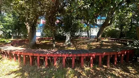 La banca infinita de un antejardín de difícil acceso en Concepción