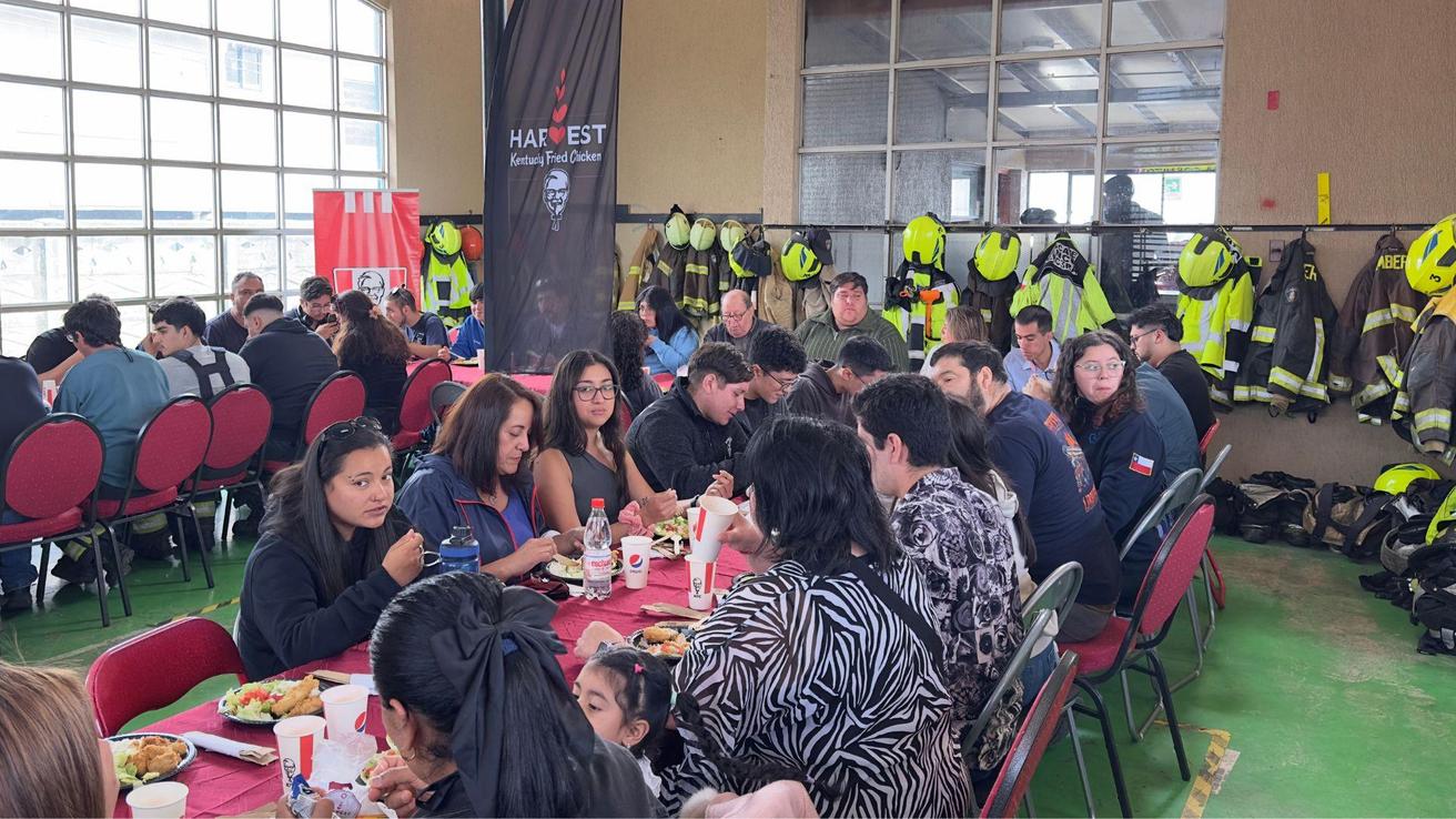 Cadena de comida llega con 450 almuerzos para Bomberos y vecinos de la zona afectada en Penco