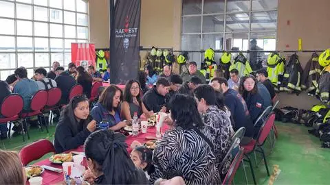 Cadena de comida llega con 450 almuerzos para Bomberos y vecinos de la zona afectada en Penco