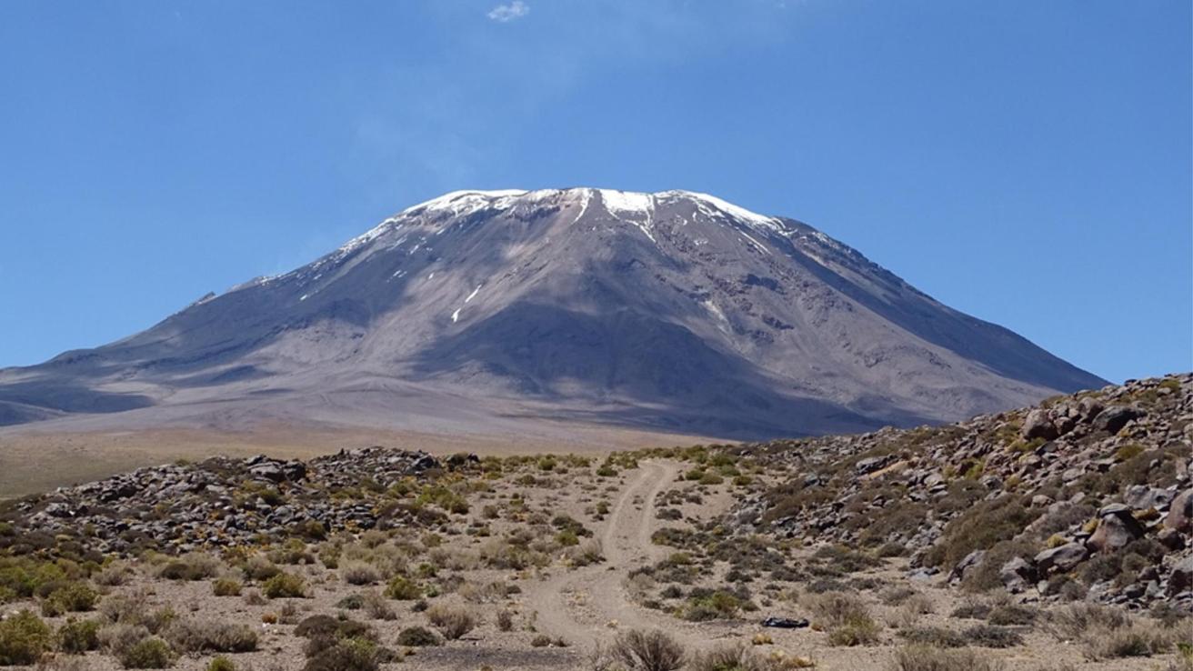 Alerta amarilla por actividad del volcán Láscar: Sernageomin detecta cambios internos