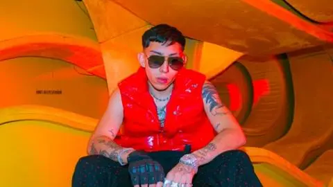 Requisan el auto de conocido cantante urbano tras celebración que duró tres días: tenía documentos vencidos