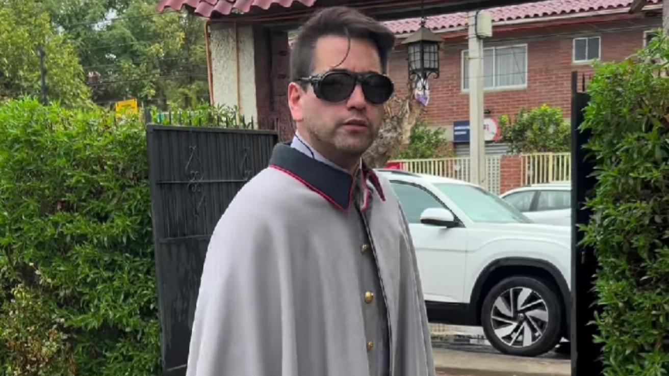 “Ridículo”: lluvia de críticas a Javier Olivares por usar capa alusiva a Pinochet