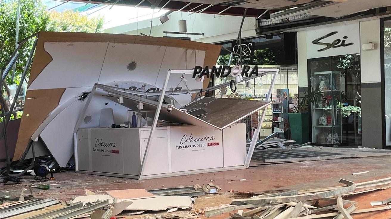 Techo colapsó en centro comercial de Quilpué: Una persona resultó lesionada