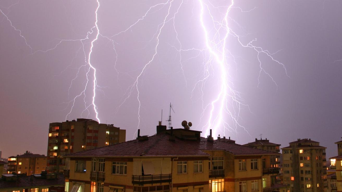 Emiten aviso para sectores del Biobío por posibles tormentas eléctricas con precipitaciones