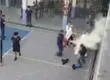Captan cómo estudiantes y docentes frustran violento incidente de alumnos encapuchados que portaban elementos incendiarios en Liceo Lastarria