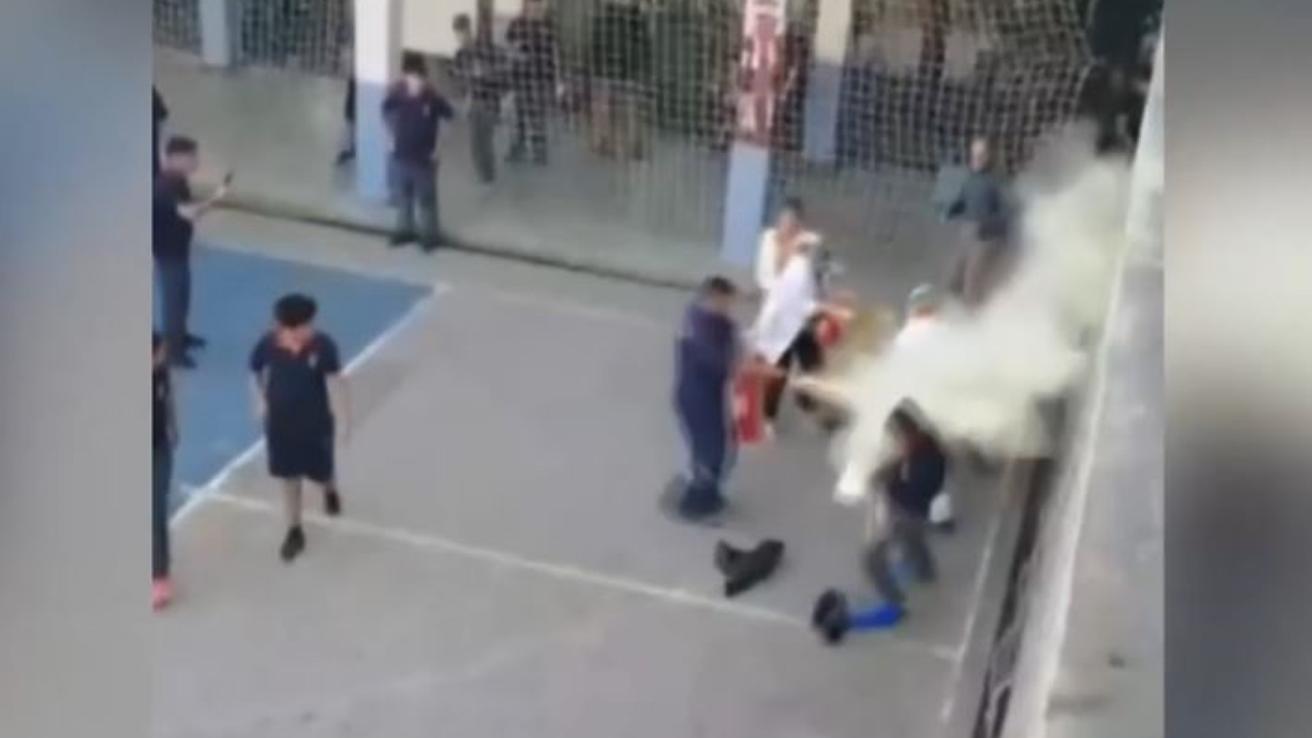Captan cómo estudiantes y docentes frustran violento incidente de alumnos encapuchados que portaban elementos incendiarios en Liceo Lastarria