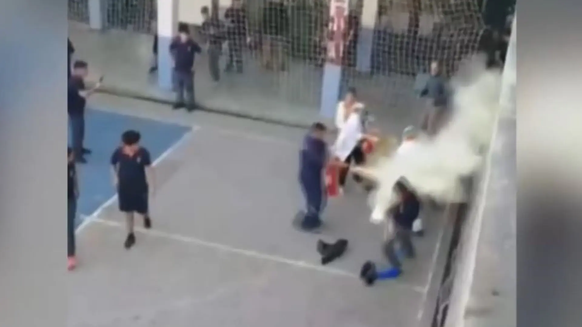 Captan cómo estudiantes y docentes frustran violento incidente de alumnos encapuchados que portaban elementos incendiarios en Liceo Lastarria