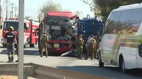 Pasajero de bus de transporte público fallece y seis resultan heridos tras grave colisión frontal contra un camión en Pudahuel