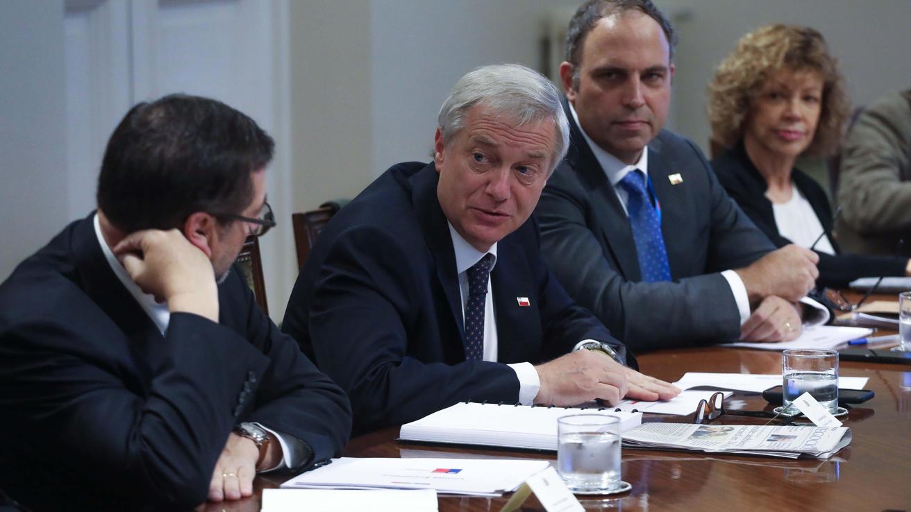 Aprobación de José Antonio Kast sigue en caída: Experto explica los flancos que explican los cambios radicales en la percepción del nuevo gobierno