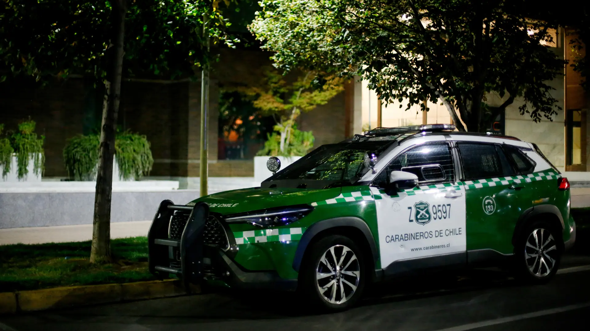 Hombre es asaltado y baleado en ambas piernas en Estación Central: Desconocidos se llevaron $750 mil
