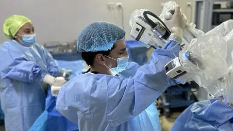Histórico avance médico en Concepción: Se realiza primera cirugía robótica transoral fuera de Santiago