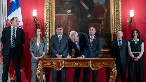 Gobierno firma proyecto de Reconstrucción Nacional: Tendrá suma urgencia para su debate