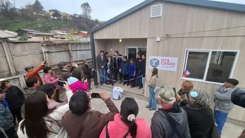 Vecina que perdió todo por megaincendio en Lirquén vuelve a empezar con casa “Ready to Assemble” de alto estándar