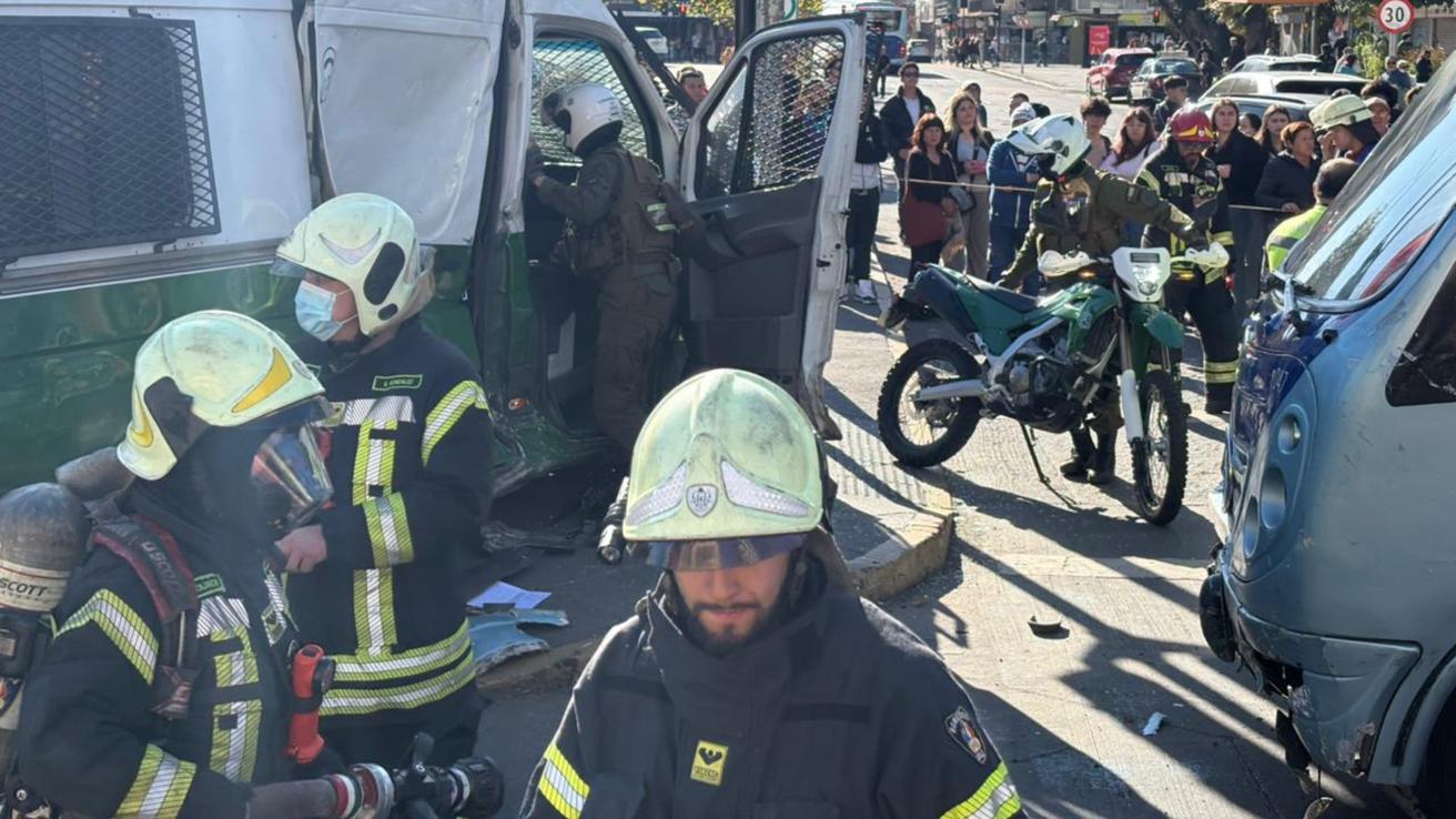 11 lesionados deja colisión entre microbús y vehículo de Carabineros en pleno centro de Concepción