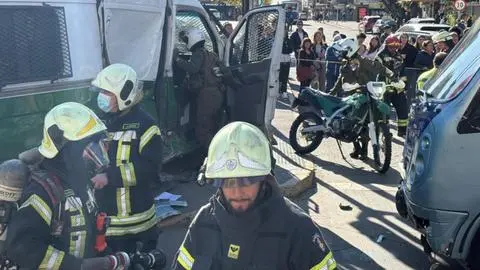 11 lesionados deja colisión entre microbús y vehículo de Carabineros en pleno centro de Concepción