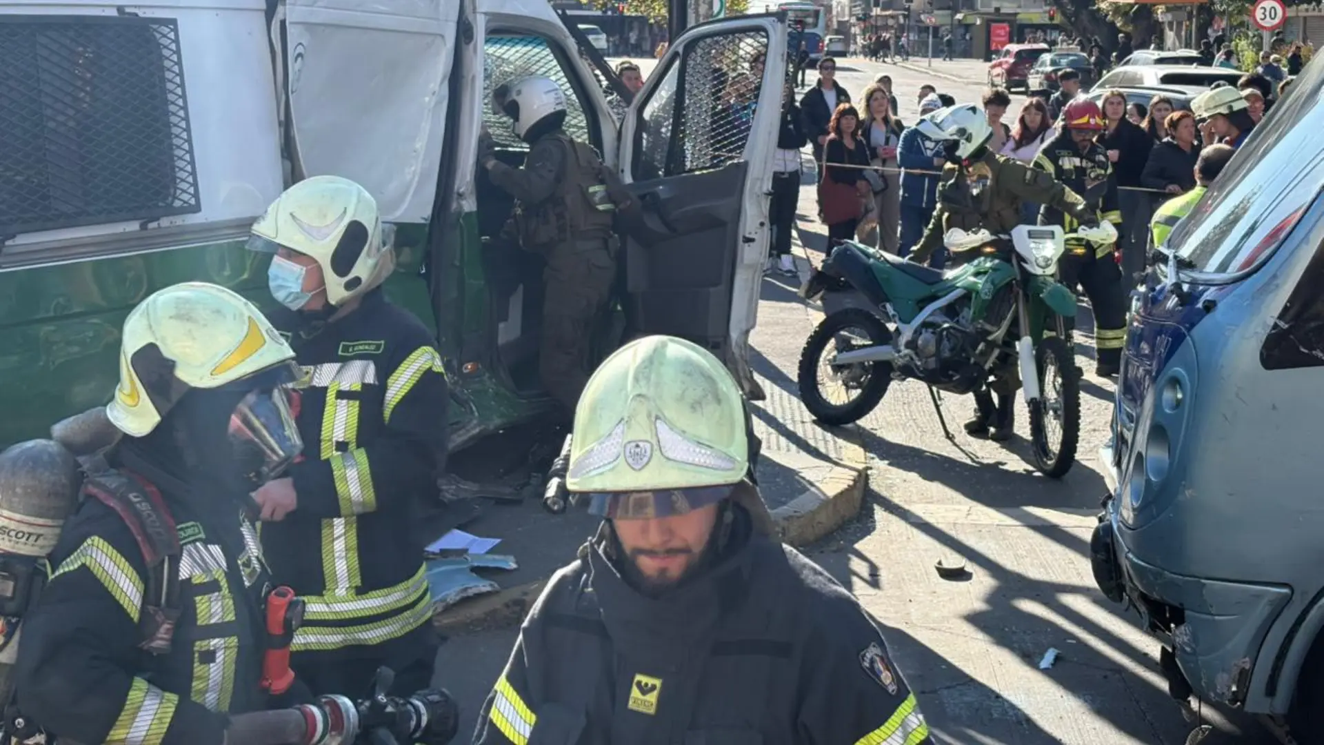 11 lesionados deja colisión entre microbús y vehículo de Carabineros en pleno centro de Concepción