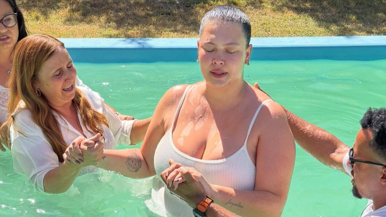 Michelle Carvalho comparte imágenes de su bautizo y recibe felicitaciones en redes sociales
