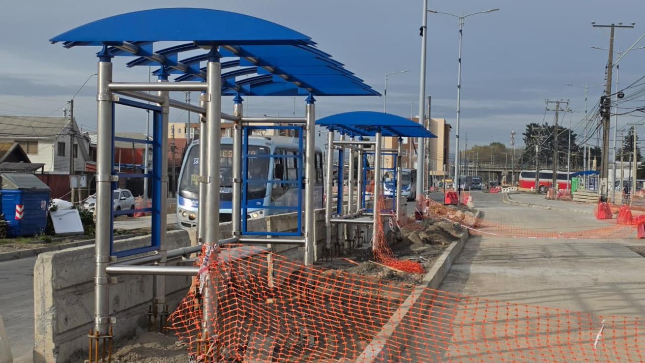 Comienza instalación de nuevos paraderos azules en el Eje Colón de Talcahuano y Serviu informa el porcentaje actual de la obra