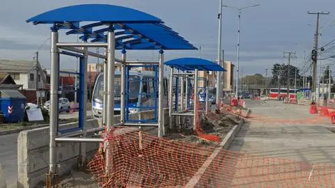 Comienza instalación de nuevos paraderos azules en el Eje Colón de Talcahuano y Serviu informa el porcentaje actual de la obra